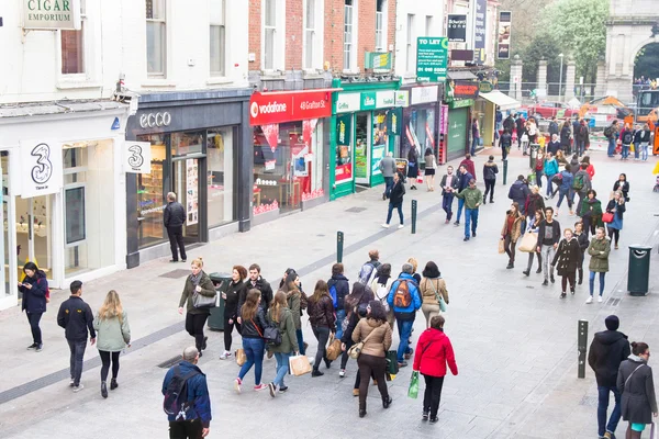 Människor gå på Grafton Street, Dublin, Irland — Stockfoto