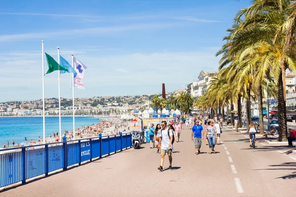 Mensen lopen door de Promedade des Anglais, Nice, Frankrijk — Stockfoto