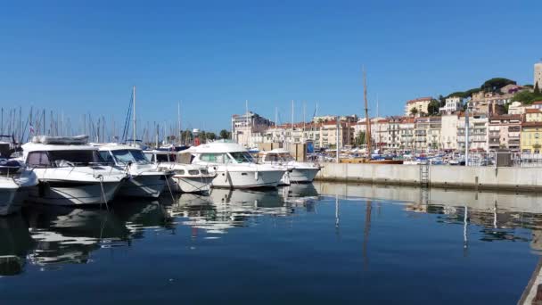 Utsikt över den gamla hamnen i Cannes, Frankrike — Stockvideo