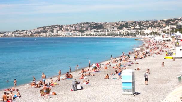 Toeristen genieten van het goede weer op het strand in Nice, Frankrijk — Stockvideo