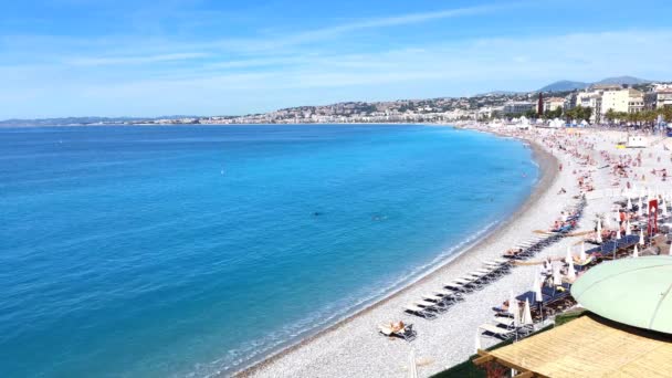 Turistas desfrutar do bom tempo na praia em Nice, França — Vídeo de Stock