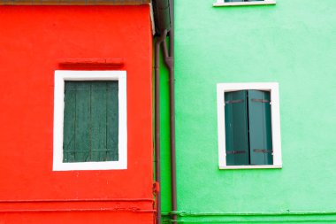 İtalya 'nın Burano adasında renkli pencereler