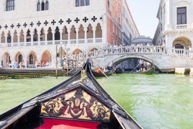 Gondol Venedik, İtalya'nın kanallarında zevk turist