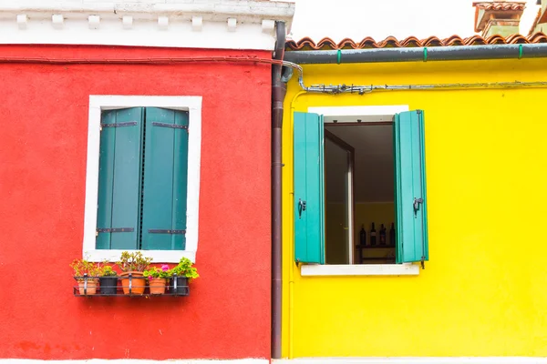 Barevná okna na ostrově Burano, Itálie — Stock fotografie