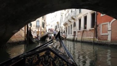 Gondol Venedik, İtalya'nın kanallarında zevk turist