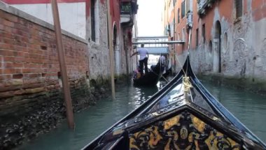Gondol Venedik, İtalya'nın kanallarında zevk turist