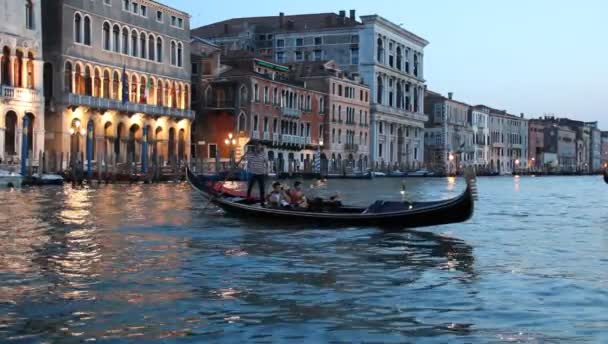 Turister njuter gondolerna i kanalerna i Venedig, Italien — Stockvideo