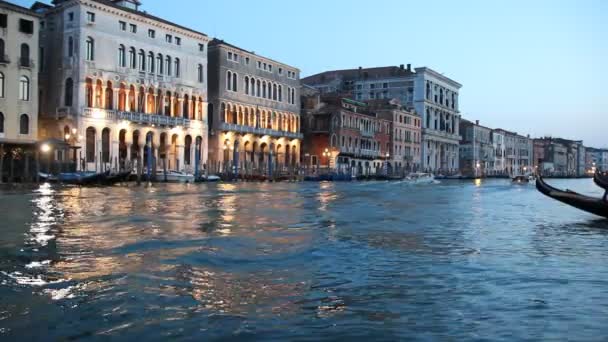 Touristen genießen die Gondeln in den Kanälen von Venedig, Italien — Stockvideo