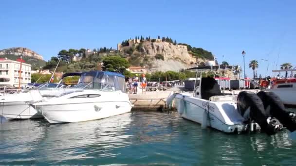 Bateau naviguant dans le port de Cassis, sud de la France — Video