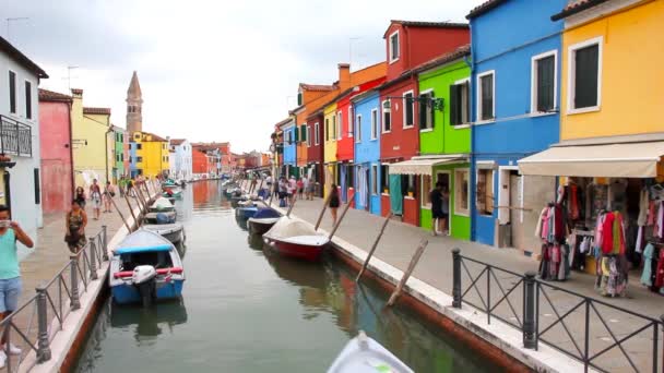 イタリアのブラーノ島で運河沿いを歩く観光客 — ストック動画