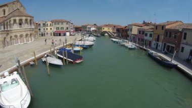 Murano, Veneto, İtalya'da bir kanalın yanından yürüyen turistler