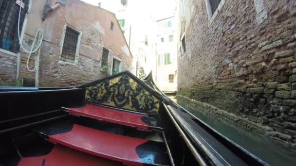 イタリア、ヴェネツィアの運河でゴンドラ — ストック動画