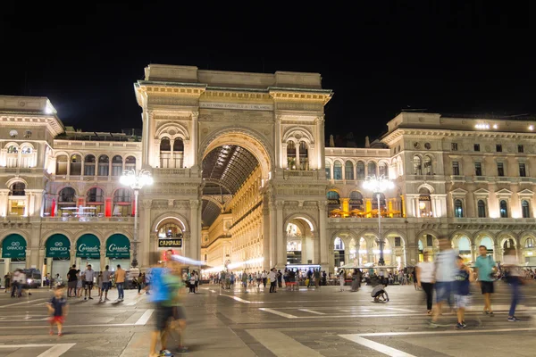Pessoas caminhando na Praça Duomo pela galeria de Vittorio Emmanuil II, Milão — Fotografia de Stock