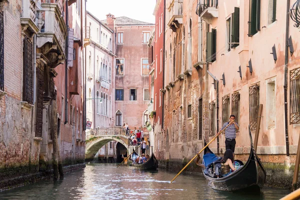 Toeristen genieten van de gondels in een kanaal van Venetië — Stockfoto