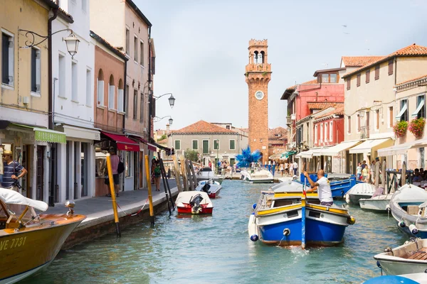 Turistů chůzi kanálem Murano, Itálie — Stock fotografie