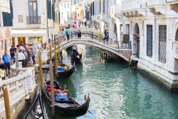 Turisty těší gondoly v kanálu Benátky — Stock fotografie
