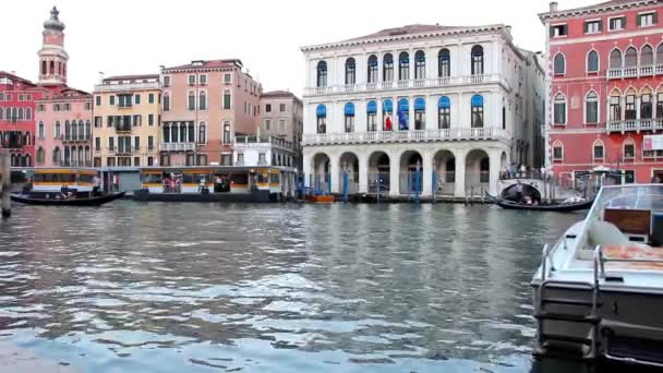 Rialto Köprüsü Venedik, İtalya yakın kanal — Stok video