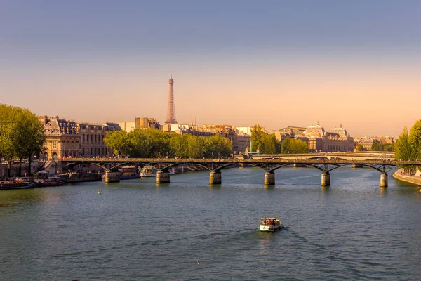 Arka Planda Eyfel Kulesi Olan Seine Nehrinde Gün Batımı — Stok fotoğraf