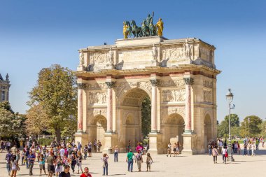 Paris, Fransa - 9 Eylül 2012: Arc de Triomphe du Carrousel 'in önünde yürüyen insanlar. Anıt, Atlıkarınca Meydanı 'ndaki yerlerdir..