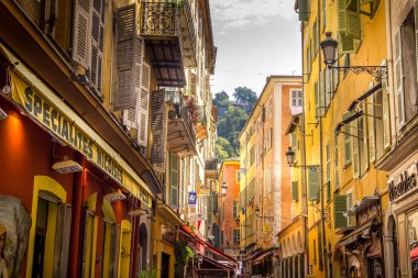 Nice, Fransa - 25 Ağustos 2012: eski şehir merkezinde binalar. Eski kasaba denize yakındır ve dar sokakları, mağazaları, barları ve restoranlarıyla ünlüdür..