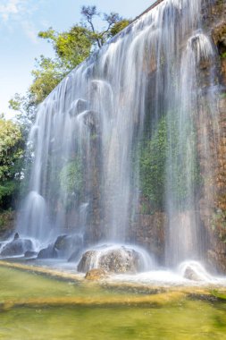 Şelale kale tepesinde, Fransa güzel.