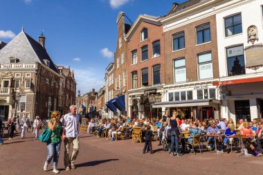 Haarlem, Hollanda - 1 Eylül 2012: Ortaçağ mimarisi olan tipik barlar 1 Eylül 2012, Haarlem, Hollanda. Barlar Pazar Meydanı 'nda yer alıyor ve yaz boyunca dolu..