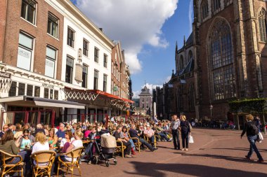 Haarlem, Hollanda - 1 Eylül 2012: Ortaçağ mimarisi olan tipik barlardan hoşlanan insanlar. Barlar Pazar Meydanı 'nda yer alıyor ve yaz boyunca dolu..