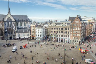 Amsterdam, Hollanda - 4 Eylül 2012: Baraj meydanında yürüyen insanlar. Bu yer şehrin tarihi merkezidir ve Kraliyet Sarayı 'nı içerir..