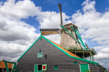 Hollanda 'daki eski yel değirmeni