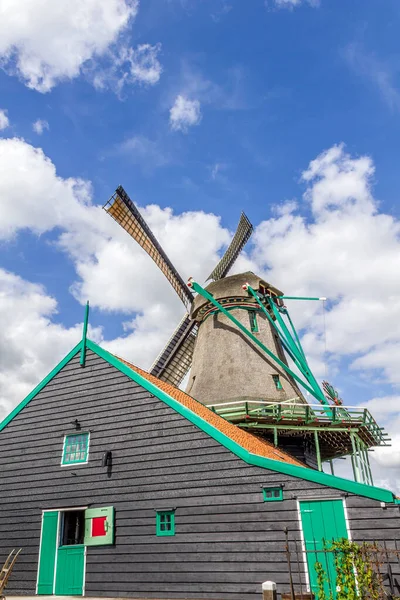 オランダの古い風車は — ストック写真