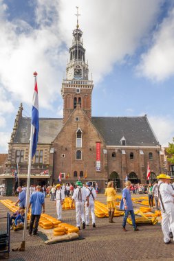 Alkmaar, Hollanda - 7 Eylül 2012: Hollanda 'nın ünlü peynir pazarında birçok peynirle yürüyen taşıyıcılar. Olay Waagplein Meydanı 'nda gerçekleşiyor..