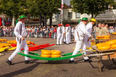 Alkmaar, Hollanda - 7 Eylül 2012: Hollanda 'nın ünlü peynir pazarında birçok peynirle yürüyen taşıyıcılar. Olay Waagplein Meydanı 'nda gerçekleşiyor..