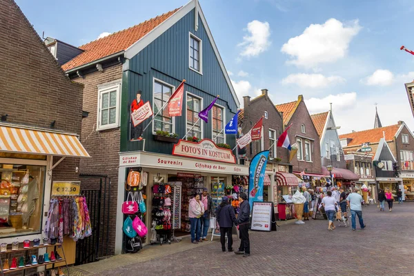 Volendam Neherlands September 2012 Turister Promenader Gatorna Stadens Centrum Platsen — Stockfoto