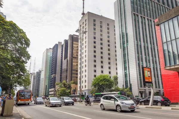 巴西圣保罗 2014年2月20日 在保利斯塔大道行驶的汽车 这条街是本市最大 最繁忙的街道 — 图库照片