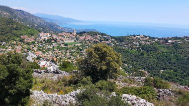 La Turbie ve Trophee des Alpes 'in havadan görünüşü, Cote d' Azur, Fransa