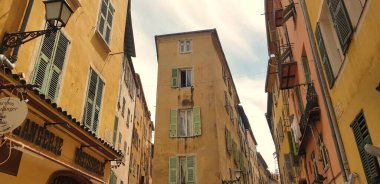 Nice, Fransa - 14 Haziran 2020: eski şehir merkezinde binalar. Eski kasaba denize yakındır ve dar sokakları, mağazaları, barları ve restoranlarıyla ünlüdür..