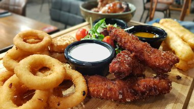 Tahtada sunulan aperatif çeşitleri