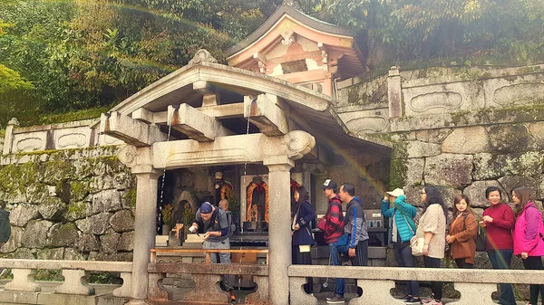 Kioto Japón Abril 2020 Gente Bebiendo Agua Cascada Otowa Kiyomizudera —  Fotos de Stock