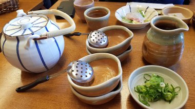 Tipik Japon sofrası öğle yemeği için hazır.