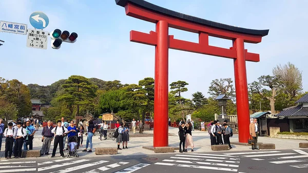 Kamakura Japonya Nisan 2018 Tsurugaoka Hachimangu Nun Önünde Yürüyen Insanlar — Stok fotoğraf