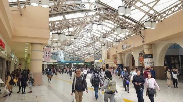 日本东京 2019年4月21日 人们在内野站行走 它是东京的一个主要火车站 周围有大量的购物拱廊 — 图库照片