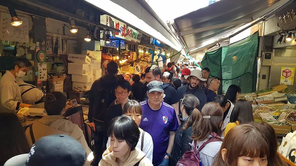 東京都 2019年4月21日 築地市場を歩く人々 新鮮な魚や魚介類で有名な場所です — ストック写真