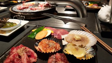 Tipik Japon barbeküsü masada servis edilir.