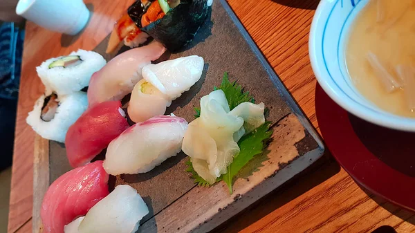 Assortiment Van Sushi Geserveerd Een Bord — Stockfoto