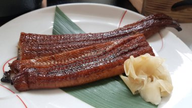 Japon yılan balığı (Unagi) bir tabakta servis edilir.