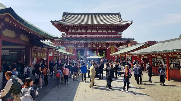 東京都 2019年4月21日 浅草を歩く人 この地域は 浅草寺仏教寺院 祭りやお店で有名です — ストック写真