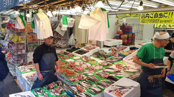 東京都 2019年4月21日築地市場で魚や魚介類を販売する人々 この場所は新鮮な製品で有名で 市内の観光地です — ストック写真