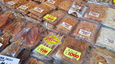 Tokyo, Japonya - 21 Nisan 2019: Kurutulmuş balık ve deniz ürünleri Tsukiji balık pazarında sergilenmektedir. Burası taze ürünleriyle ünlüdür ve şehirde bir turistik yerdir..