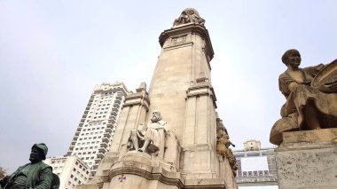  Plaza de Espana 'daki Cervantes anıtı (İspanya Meydanı' nın İspanyolcası), Madrid, İspanya