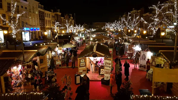 Leiden Niederlande Dezember 2018 Menschen Genießen Den Schwimmenden Weihnachtsmarkt Kanal — Stockfoto